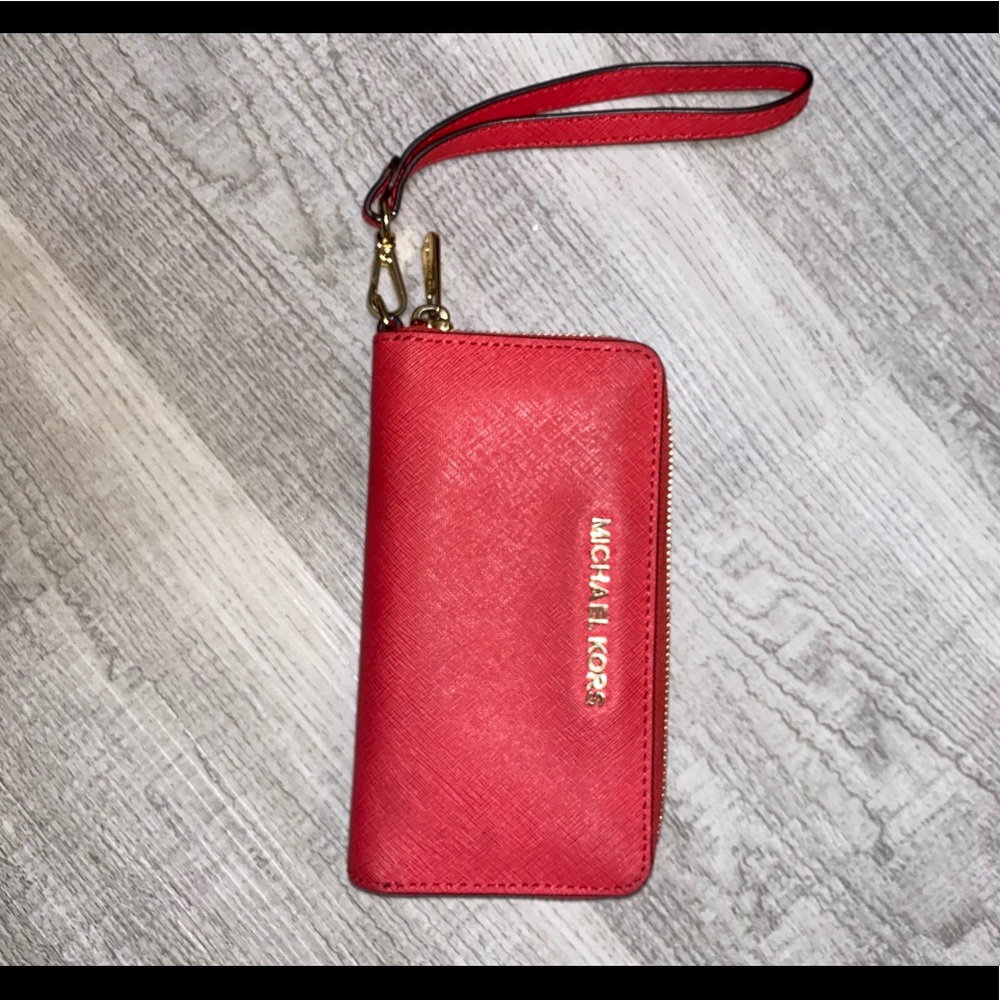 Authentic Michael Kors wristlet💕